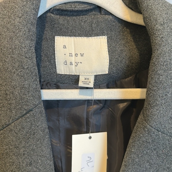 A New Day gray 2 button closure 2 pocket back slit coat size XS NWT - Picture 2 of 3